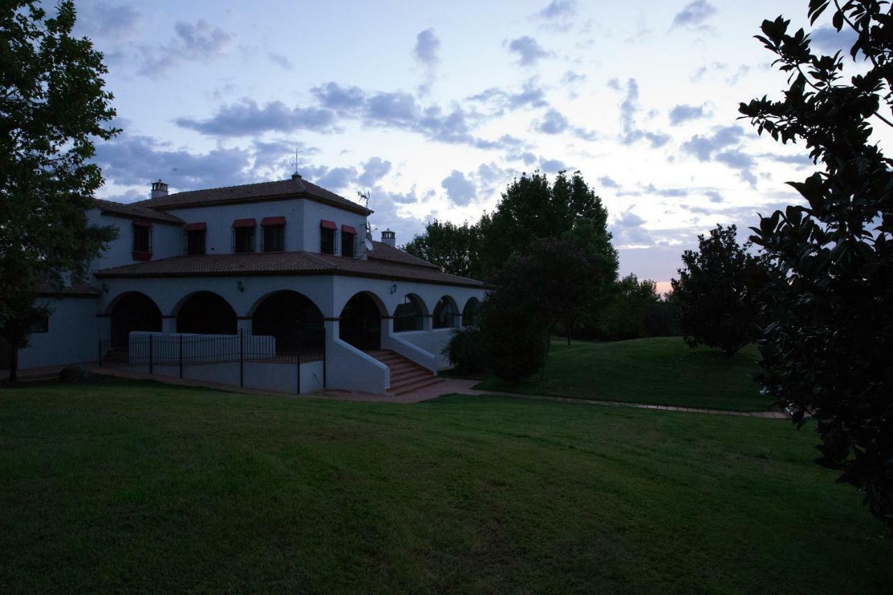 Hotel Rural Las Tejuelas Valdecaballeros Exteriör bild